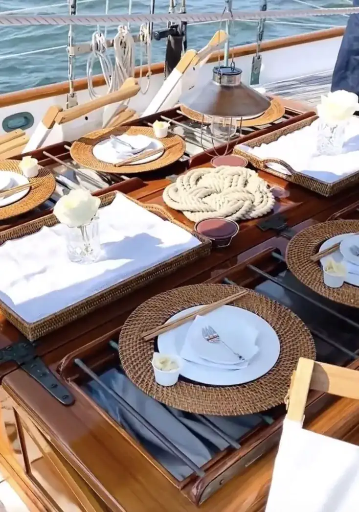 Repas dressé à bord en mer